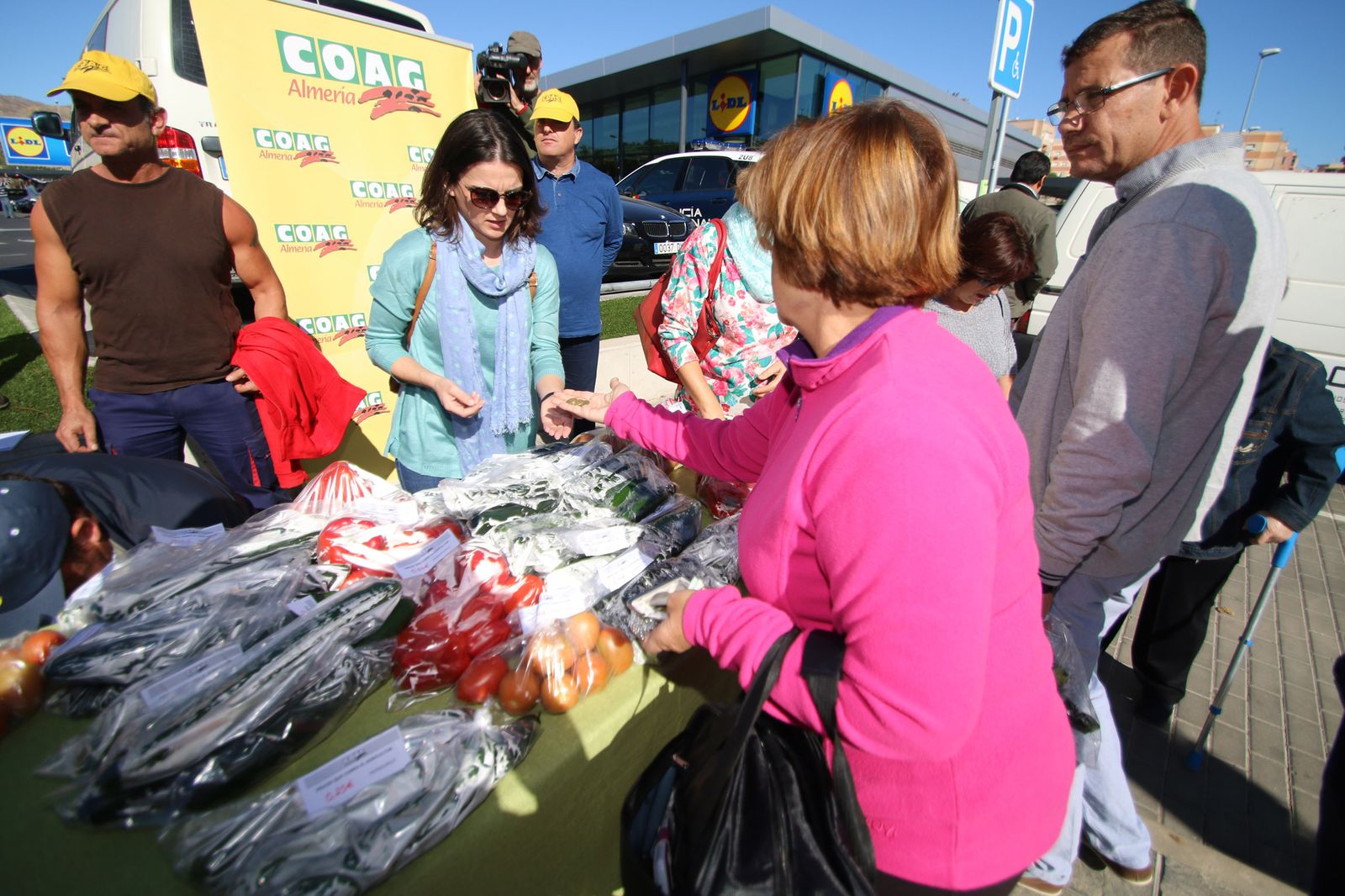 Entrega de producto simbólica entre los ciudadanos en señal de protesta por los bajos precios en origen por parte de Coag el pasado 2016.