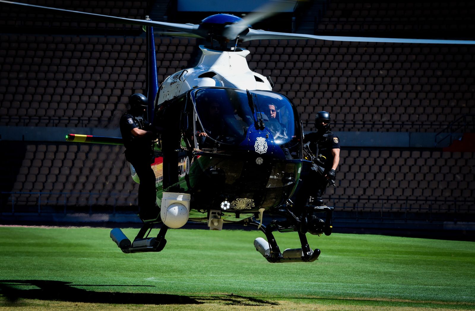 La exhibición policial con participación de la Unidad Aérea, Guías Caninos y Caballería, en imágenes