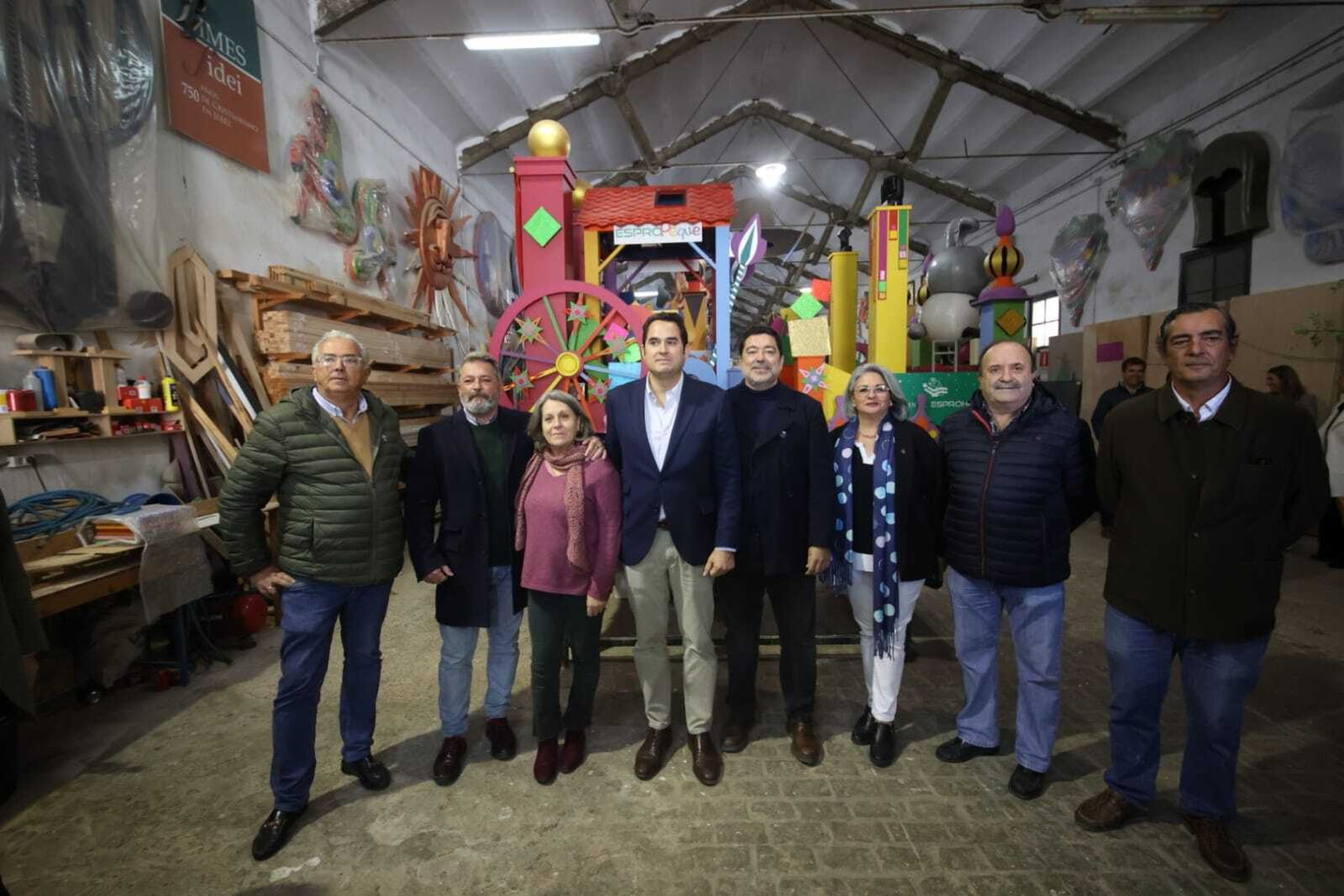 Visita de los representantes de los Reyes Magos en Jerez a las carrozas en el Taller de Fiestas.