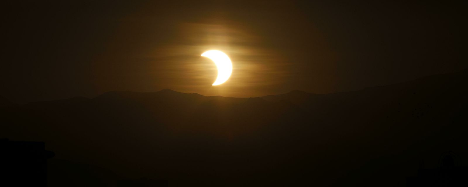 Las imágenes del último eclipse solar de la década