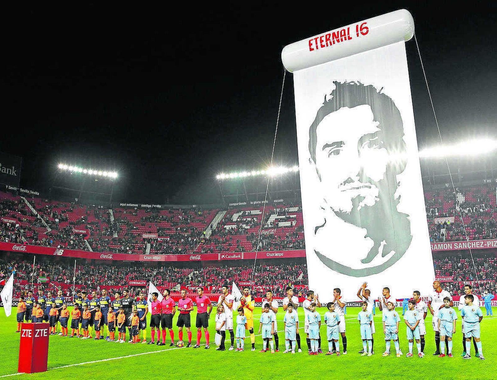 Una enorme fotografía de Antonio Puerta presidió su homenaje en el Pizjuán.