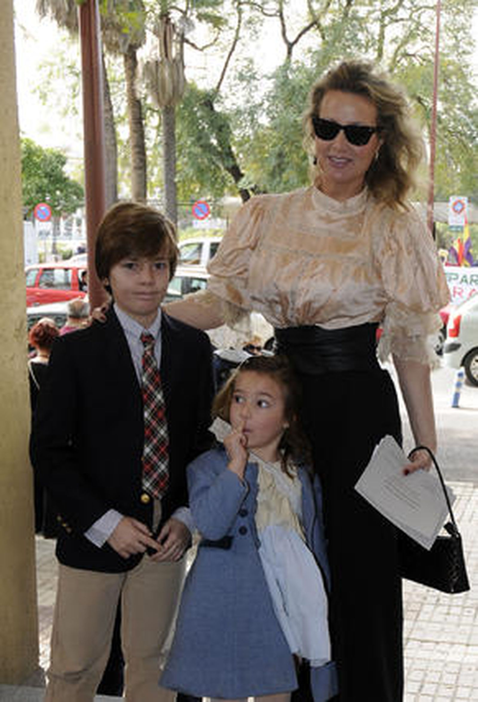 La esposa de José Joly, Marita Rufino, junto a sus hijos José y Candela. / Juan Carlos Muñoz · Juan Carlos Vázquez