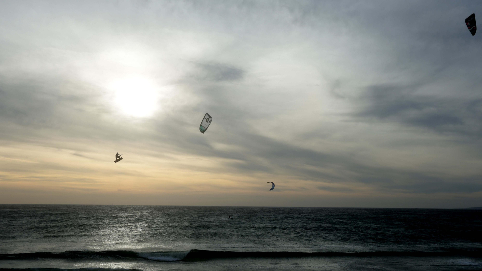 Las fotos del velero encallado en la playa chica de Tarifa