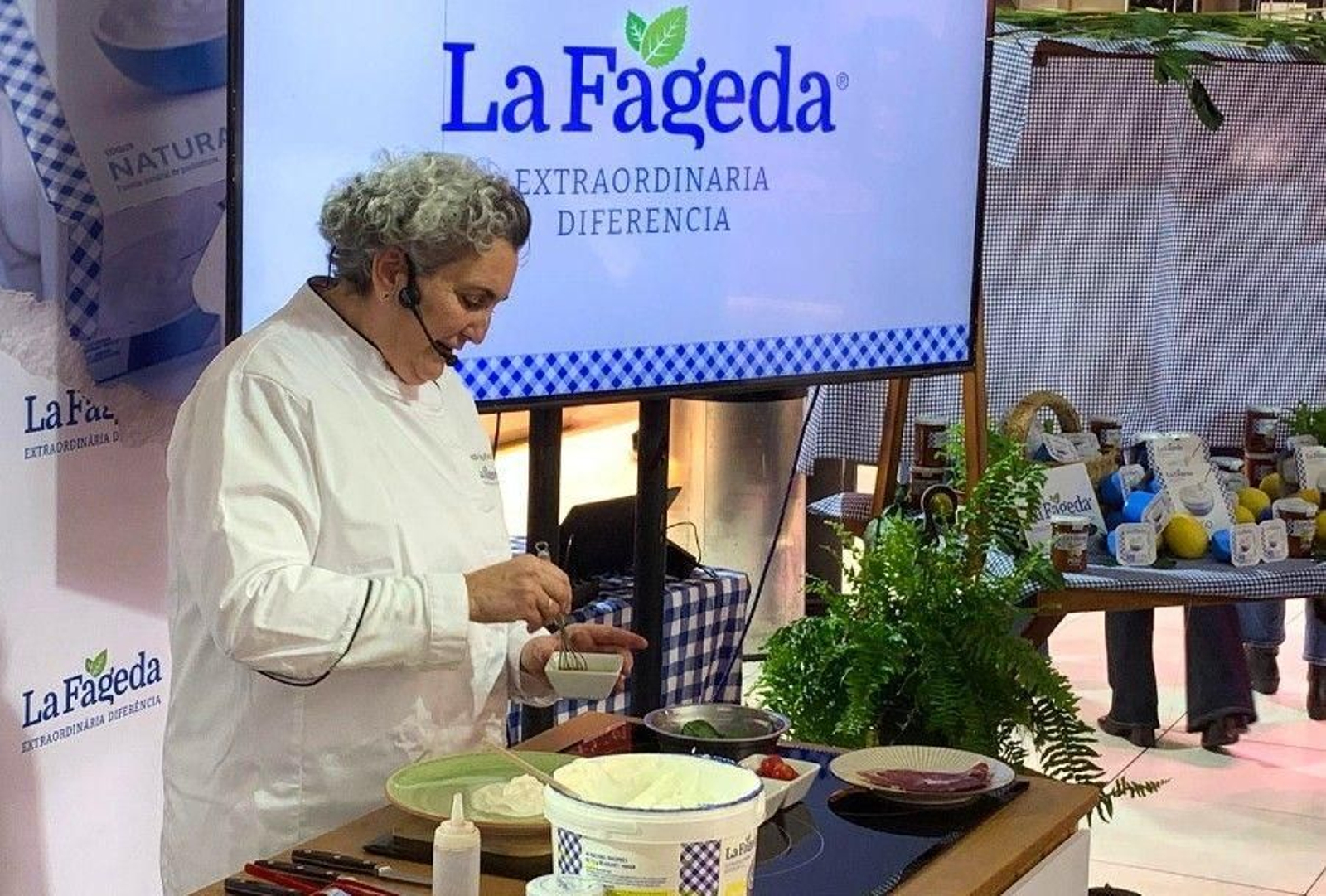 La chef Pepa Muñoz en el espacio preparado por La Fageda con motivo del Día Mundial del Yogur.