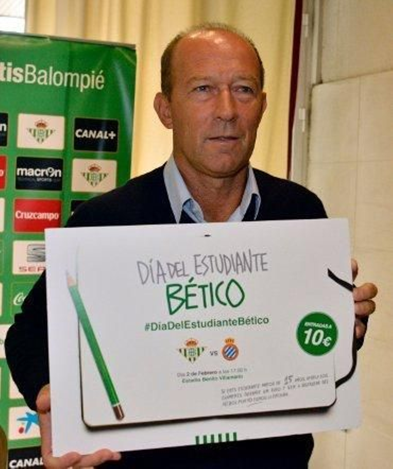 Calderón durante la rueda de prensa con un cartel conmemorativo del día del estudiante bético. / Manuel Gómez