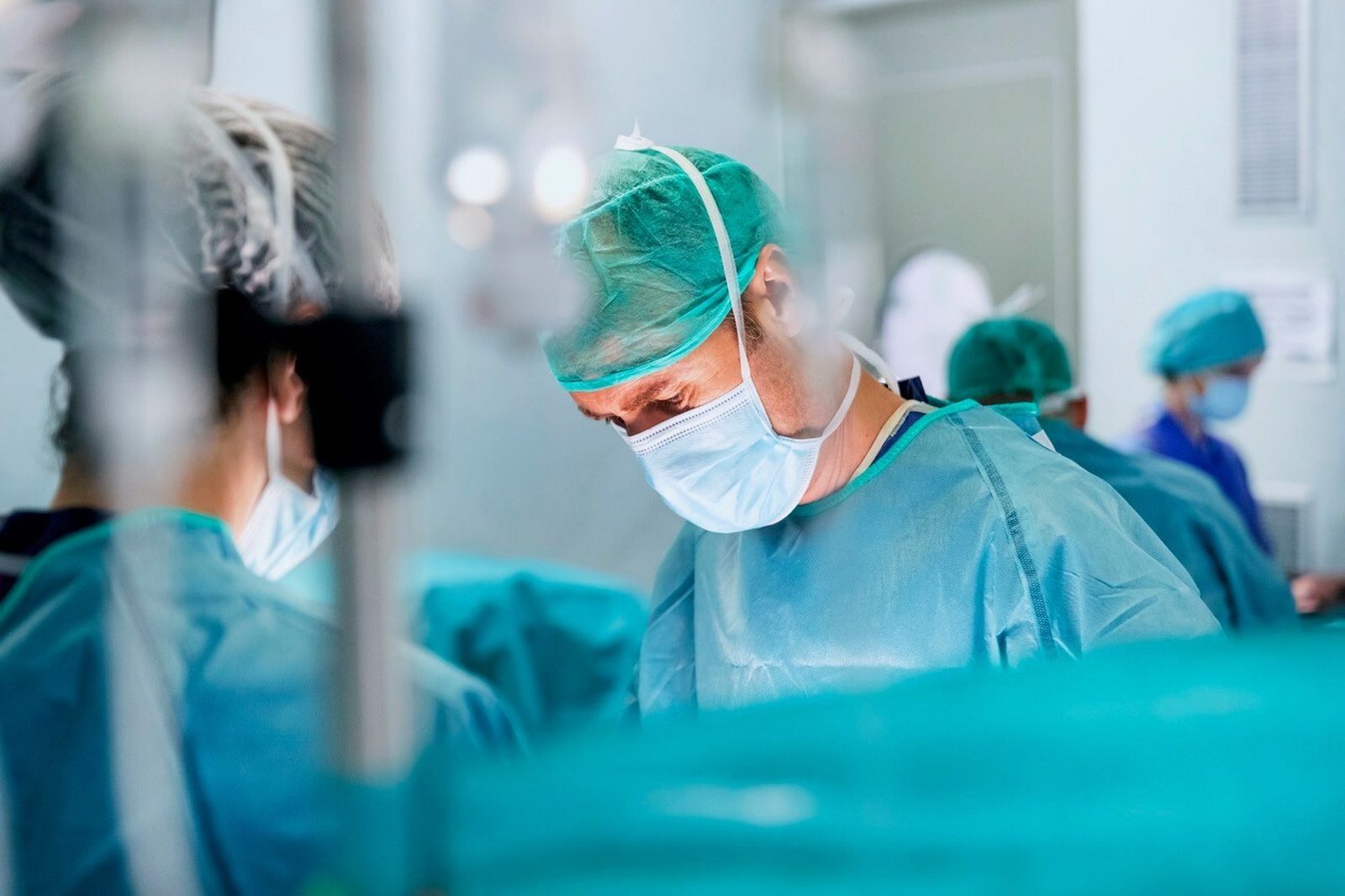 El doctor Pablo Clavel durante una intervención en quirófano en uno de sus centros.
