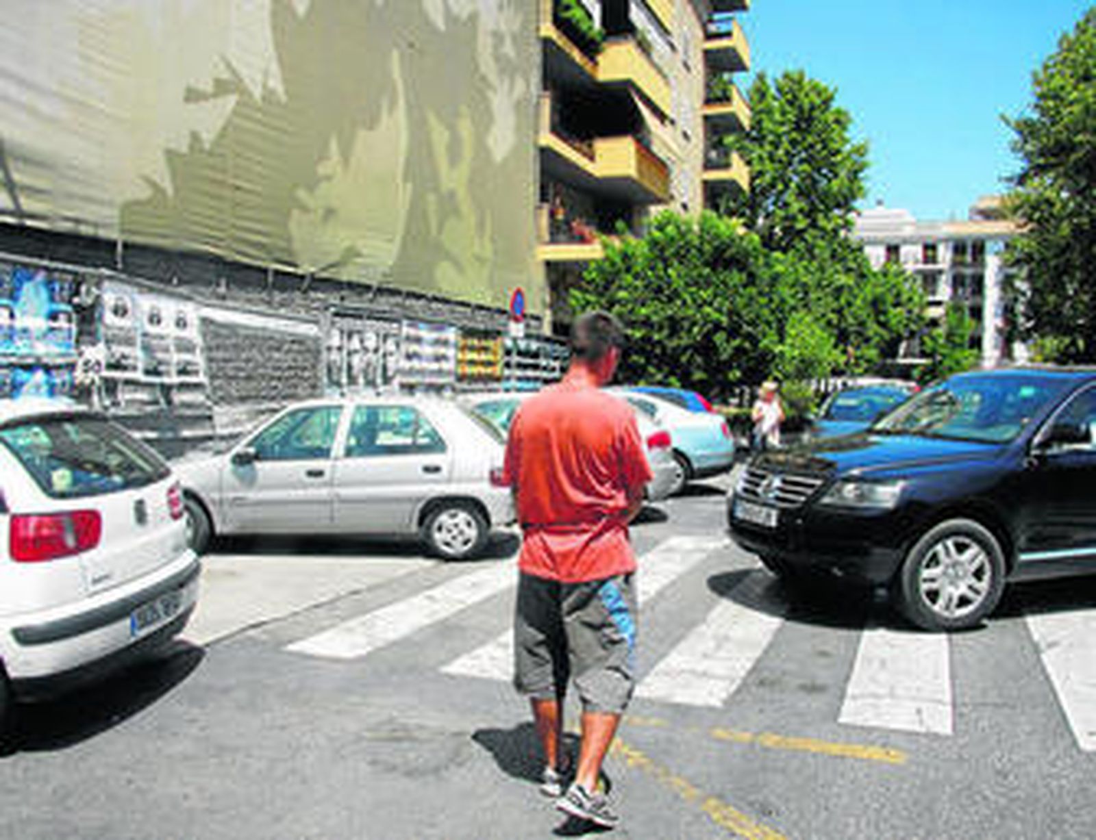 Un 'gorrilla' indica un lugar para aparcar en la Plaza de la Concordia.