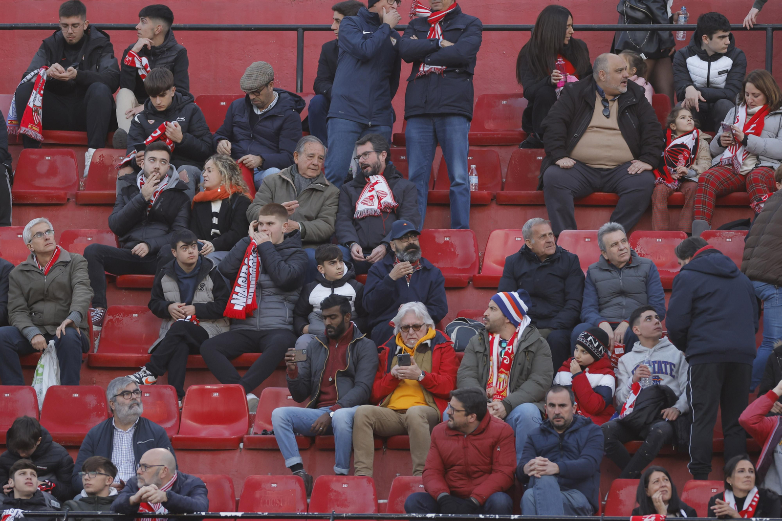 Búscate en las fotos del Sevilla-Elche