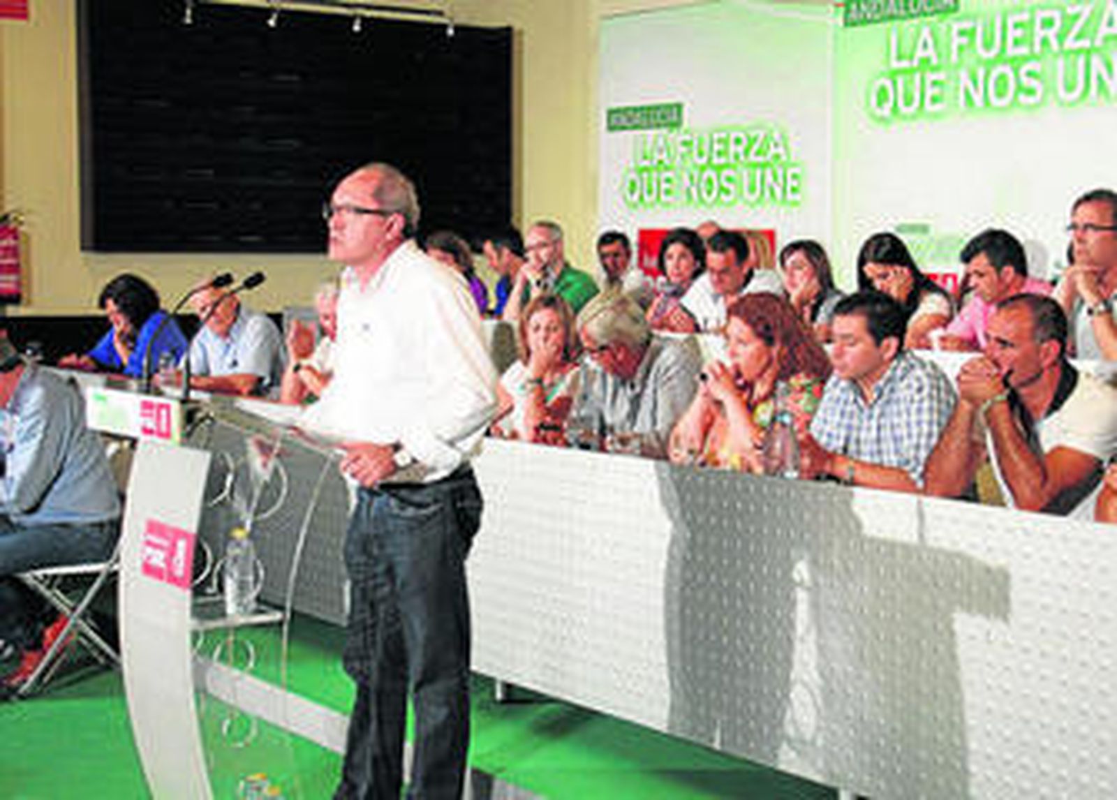 Juan Cornejo durante su intervención ayer en el congreso del PSOE provincial en Arcos.