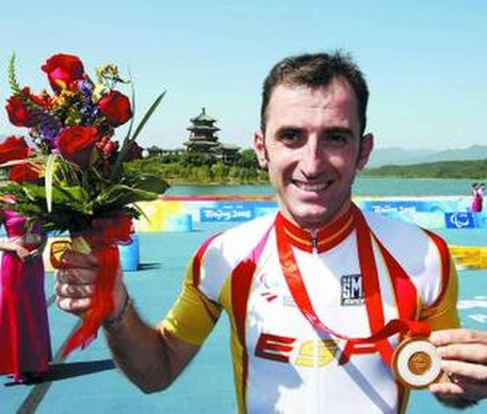Javier Oxoa, satisfecho con su medalla de oro.