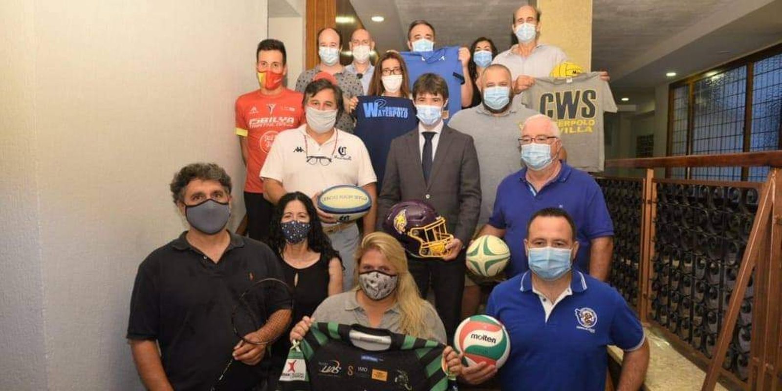 Imagen de la presentación de la asociación con sus distintos representantes.