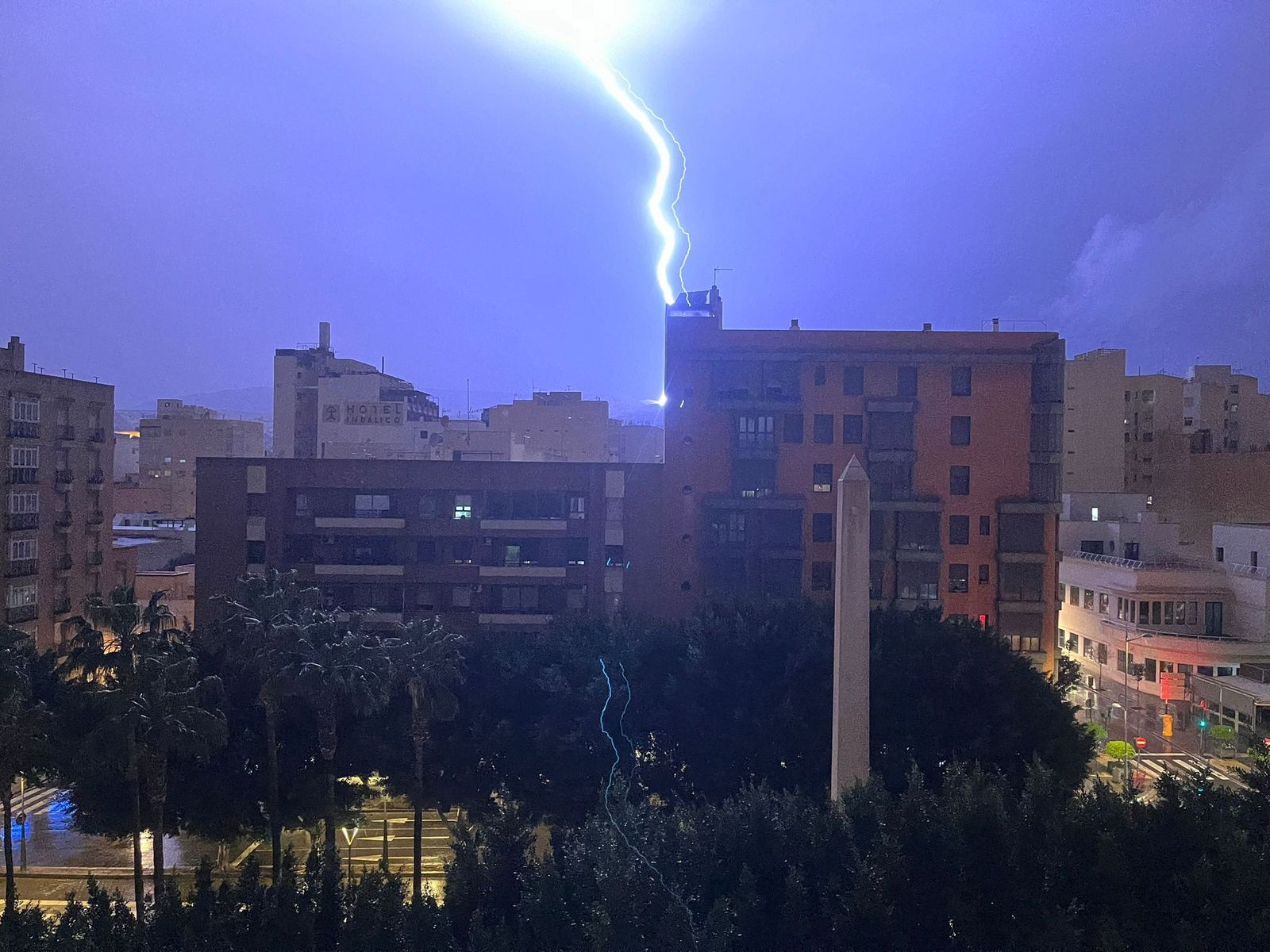 La tormenta de anoche vino acompañada de rayos y truenos en la capital.