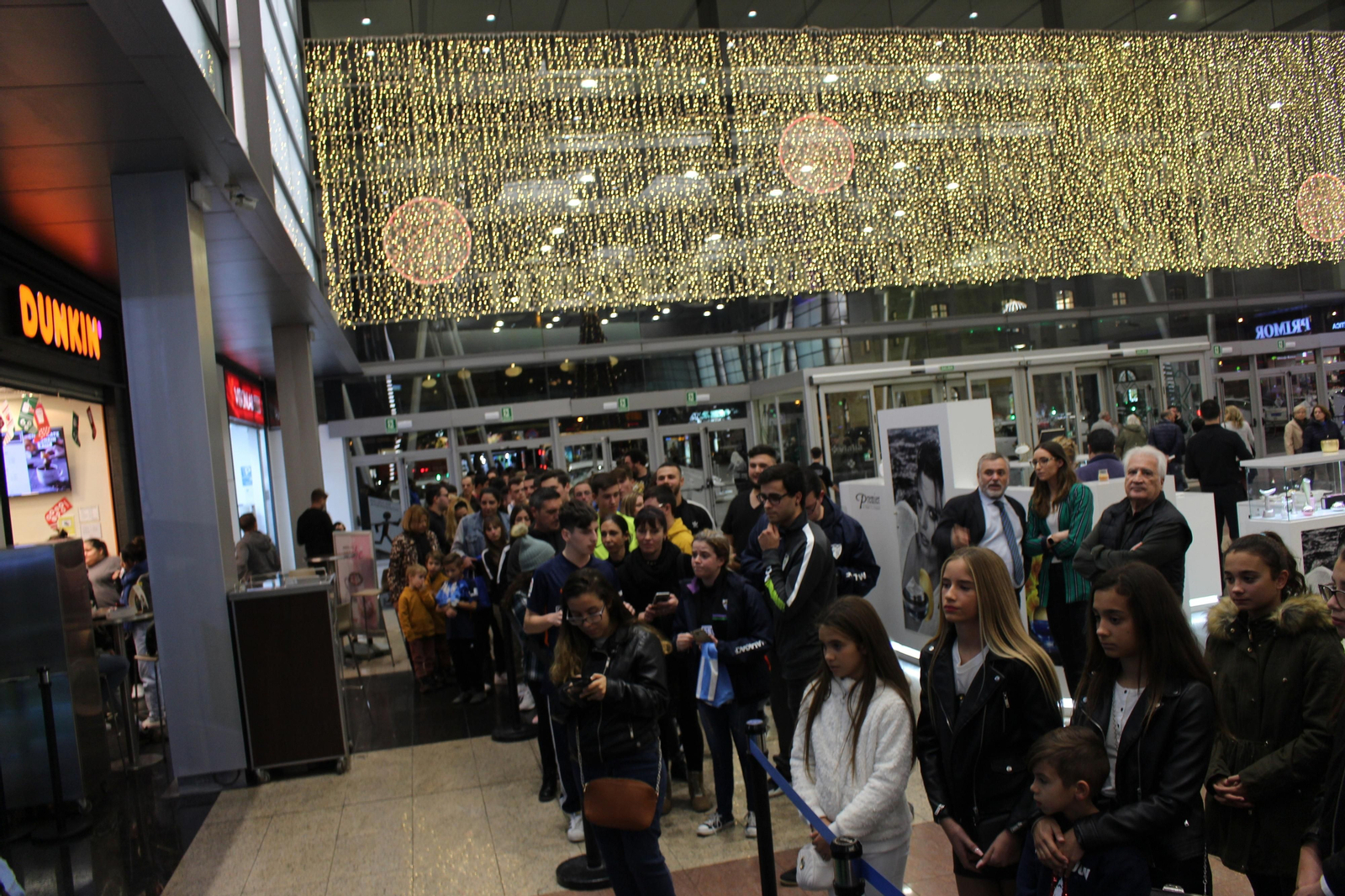 Antoñín y Keidi Bare se hacen fotos y firman a los aficionados del Málaga CF