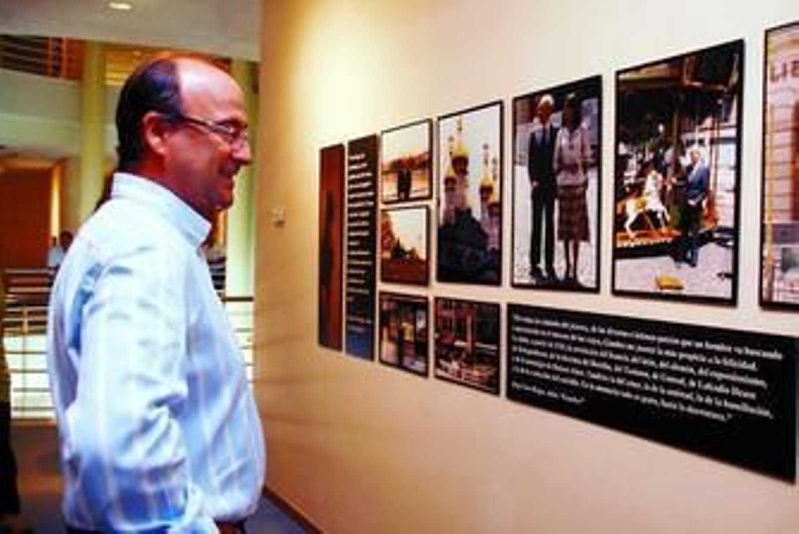 Luis Rogelio Rodríguez Comendador disfrutando de las fotografías de la exposición.