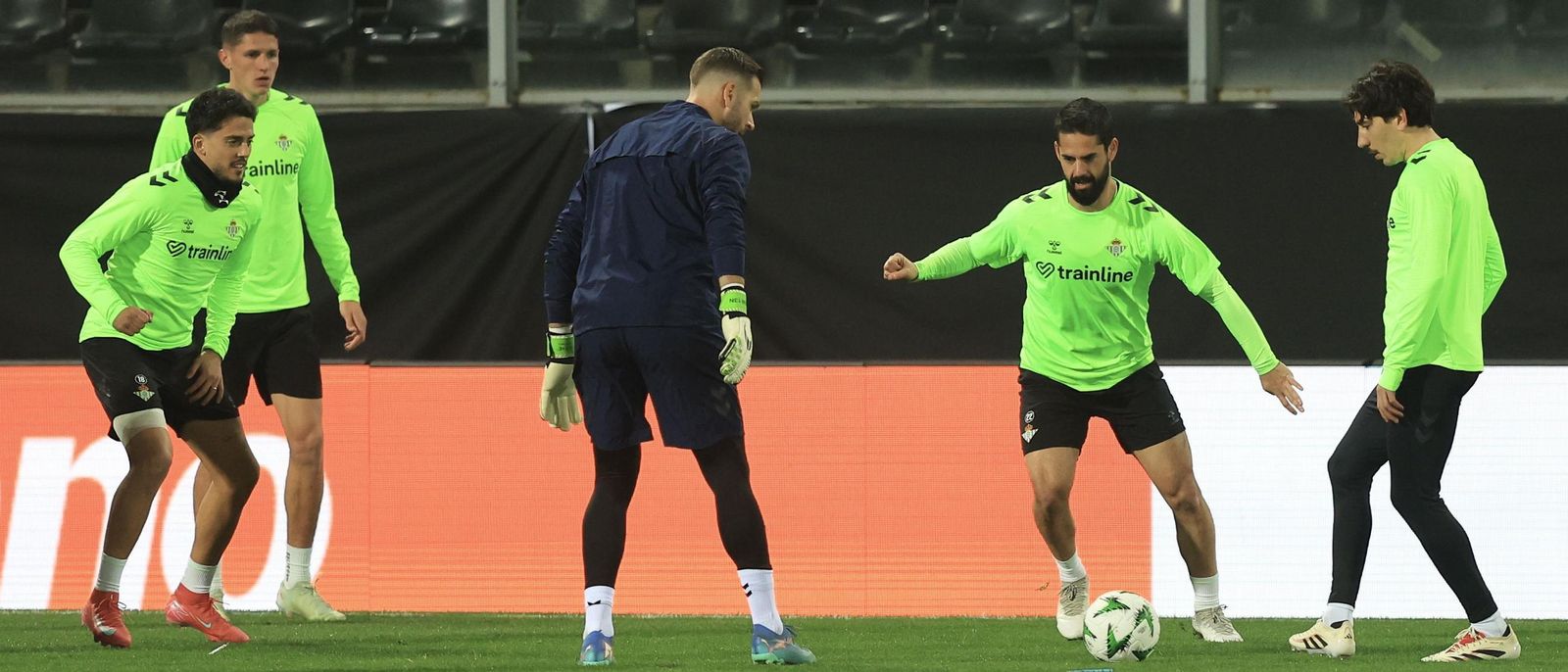 El Betis se entrena en Guimaraes antes de la 'final' europea.