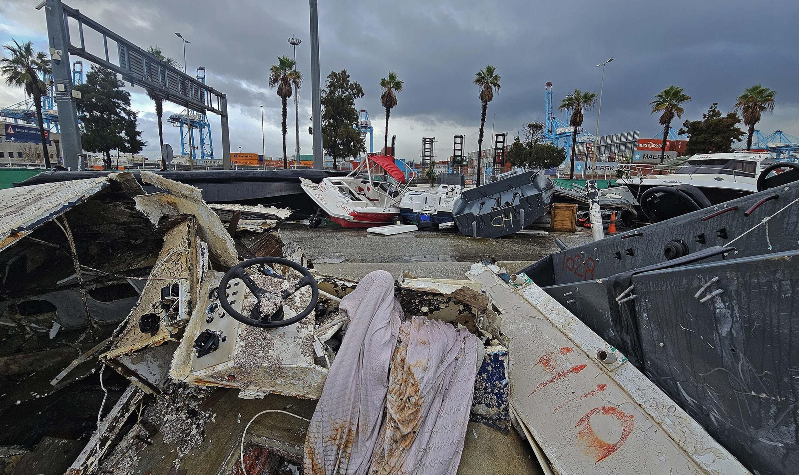 Fotos del hacinamiento de narcoembarcaciones requisadas en el Puerto de Algeciras