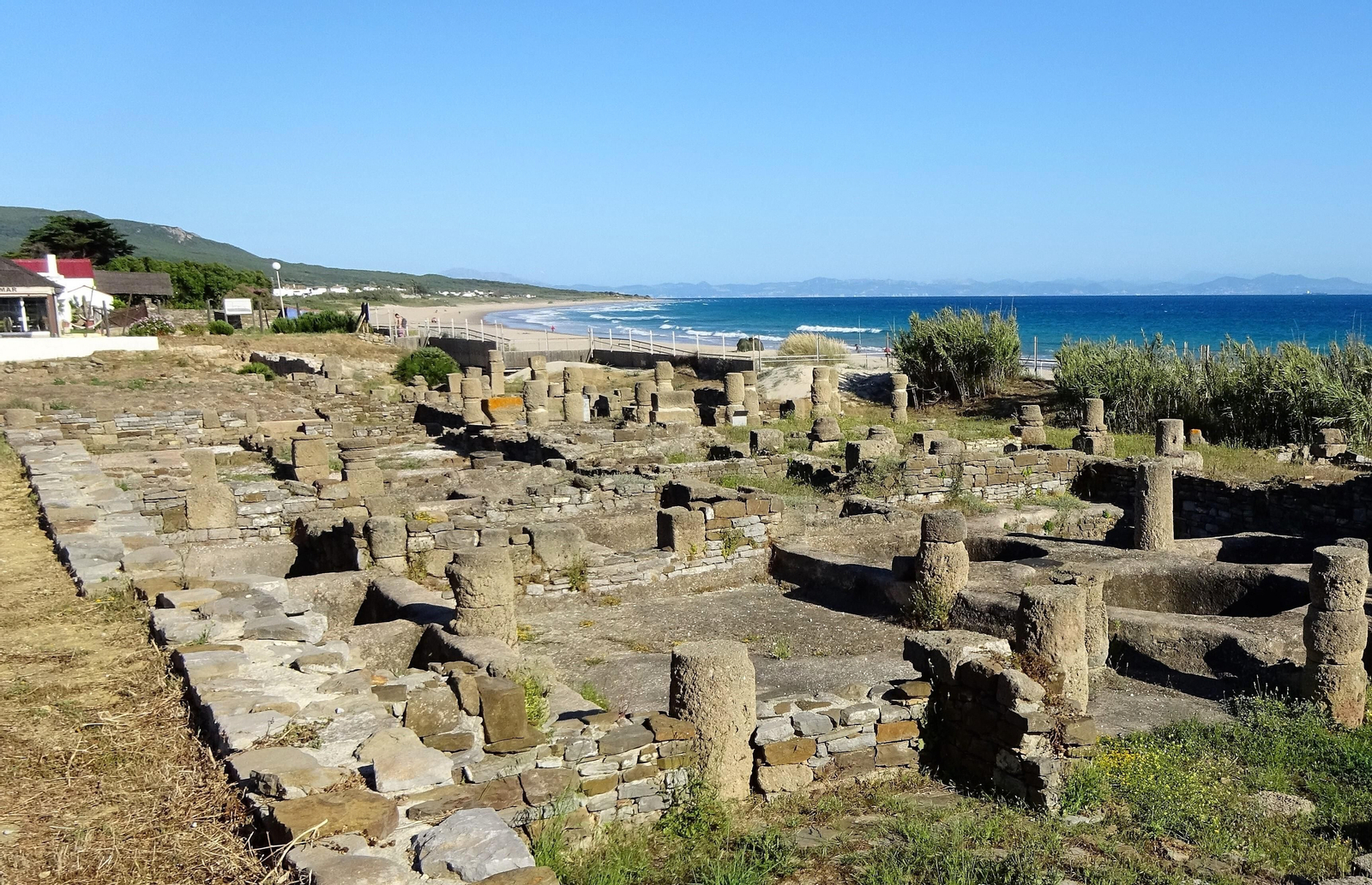 La ensenada de Bolonia y las ruinas de Baelo Claudia.