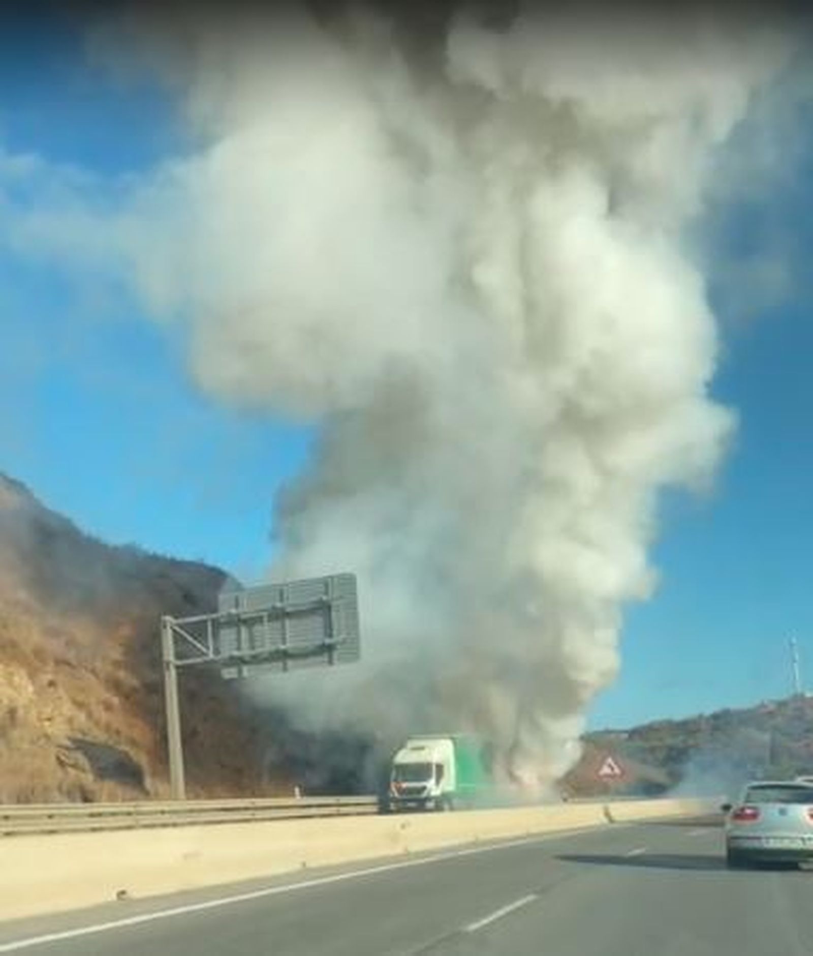 Gran columna de humo provocada por el incendio del camión.