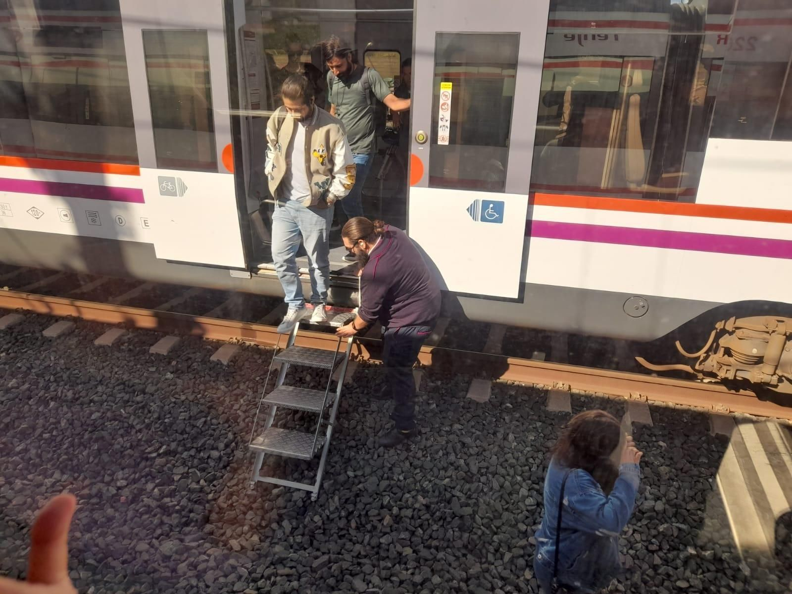 Fotografía enviada por uno de los usuarios desalojados en el tren de Cercanías Fotografía enviada por uno de los usuarios desalojados en el tren de Cercanías
