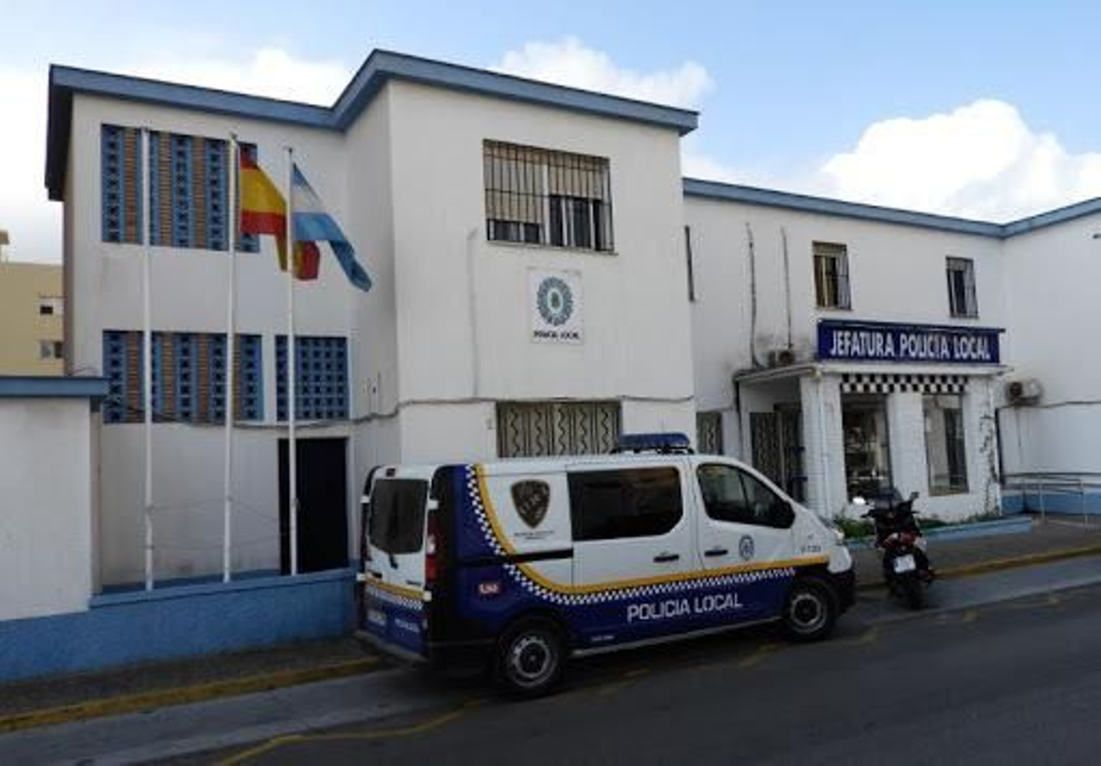 Un vehículo de la Policía Local de La Línea, a las puertas de su jefatura