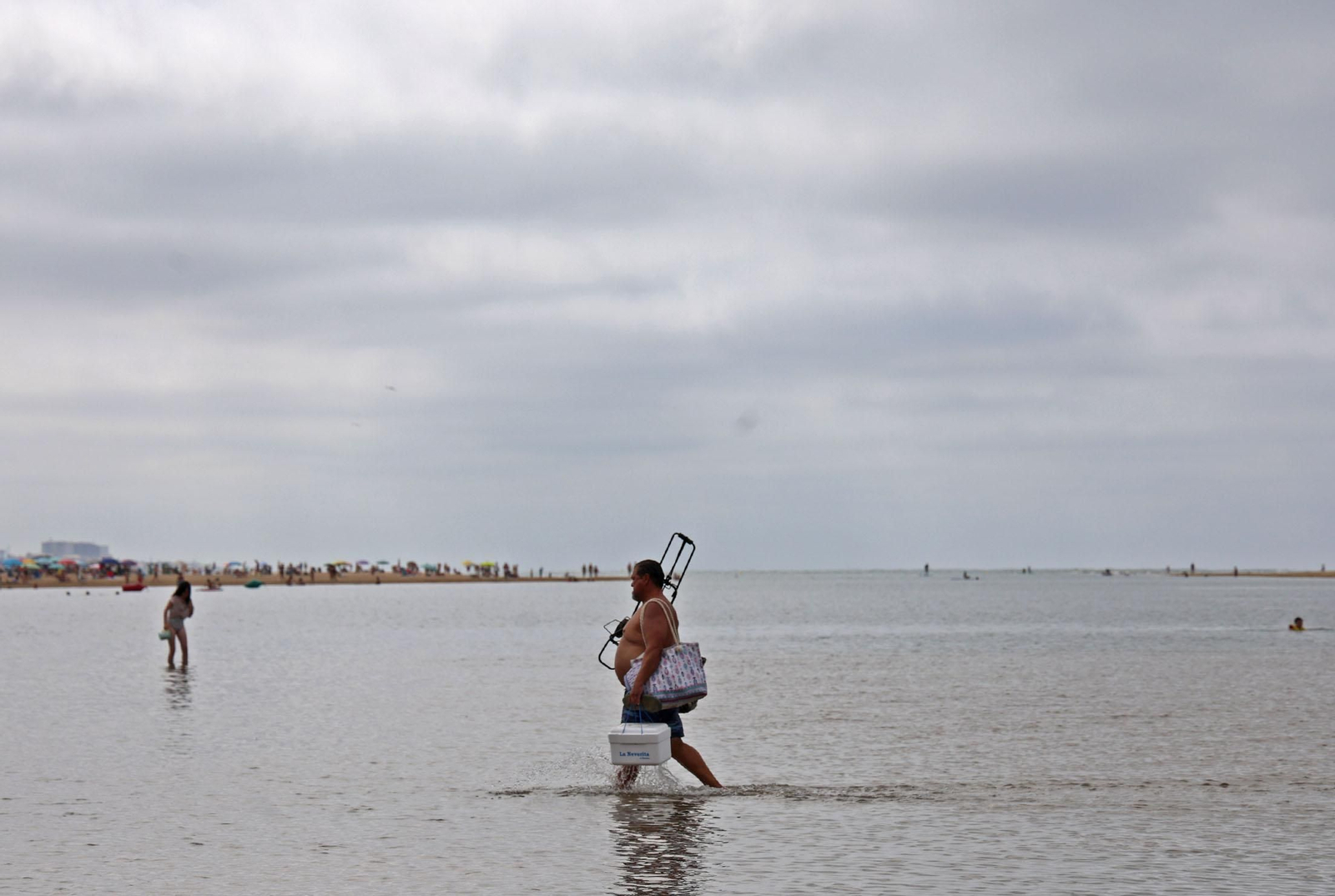Imágenes del ambiente en las playas de Huelva en la mañana de domingo