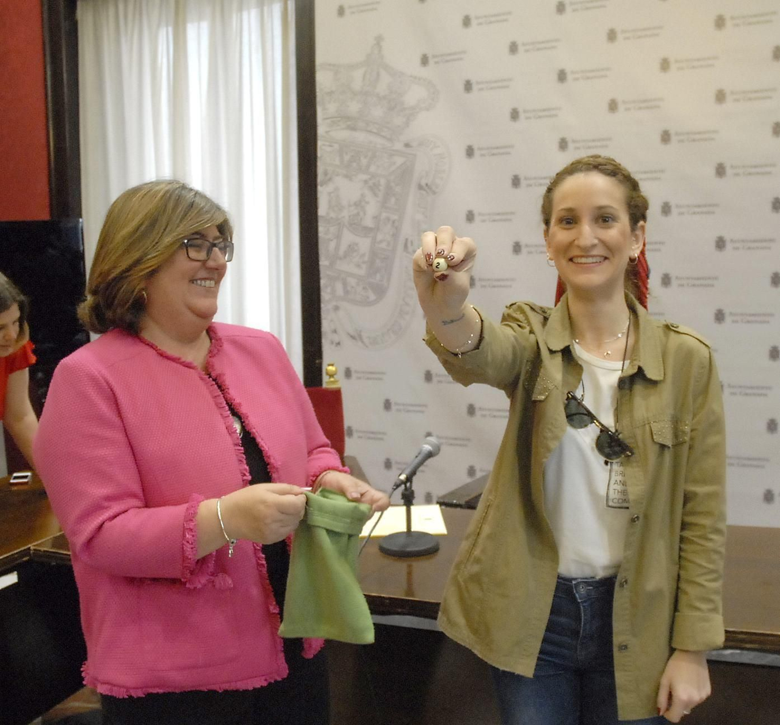 Momento del sorteo para elegir al vecino que encenderá la fachada del ferial.