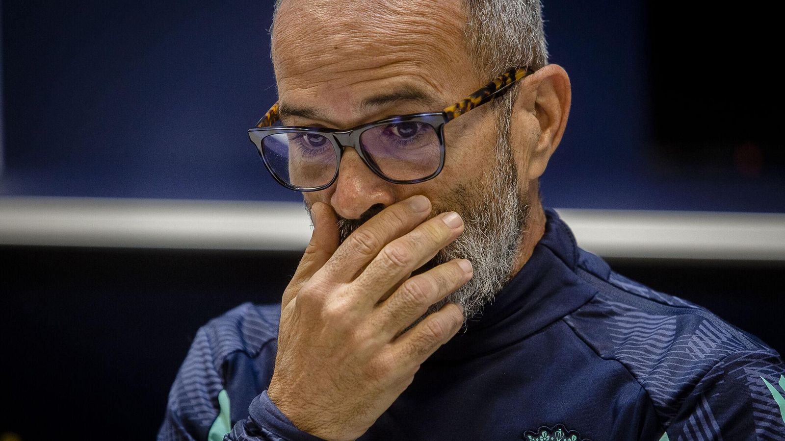 Gesto pensativo del entrenador del Cádiz.