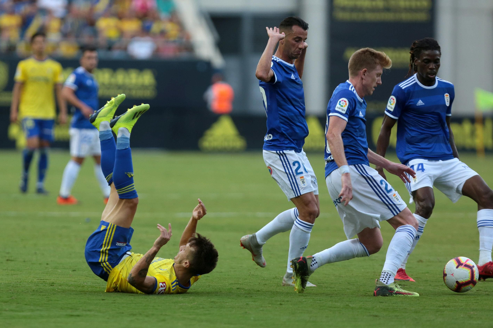 Salvi, por los suelos en presencia de tres rivales durante el Cádiz-Oviedo de la primera vuelta en el Ramón de Carranza (1-1).