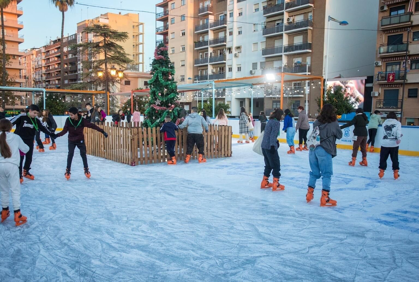 Jóvenes disfrutan de la pista de hielo