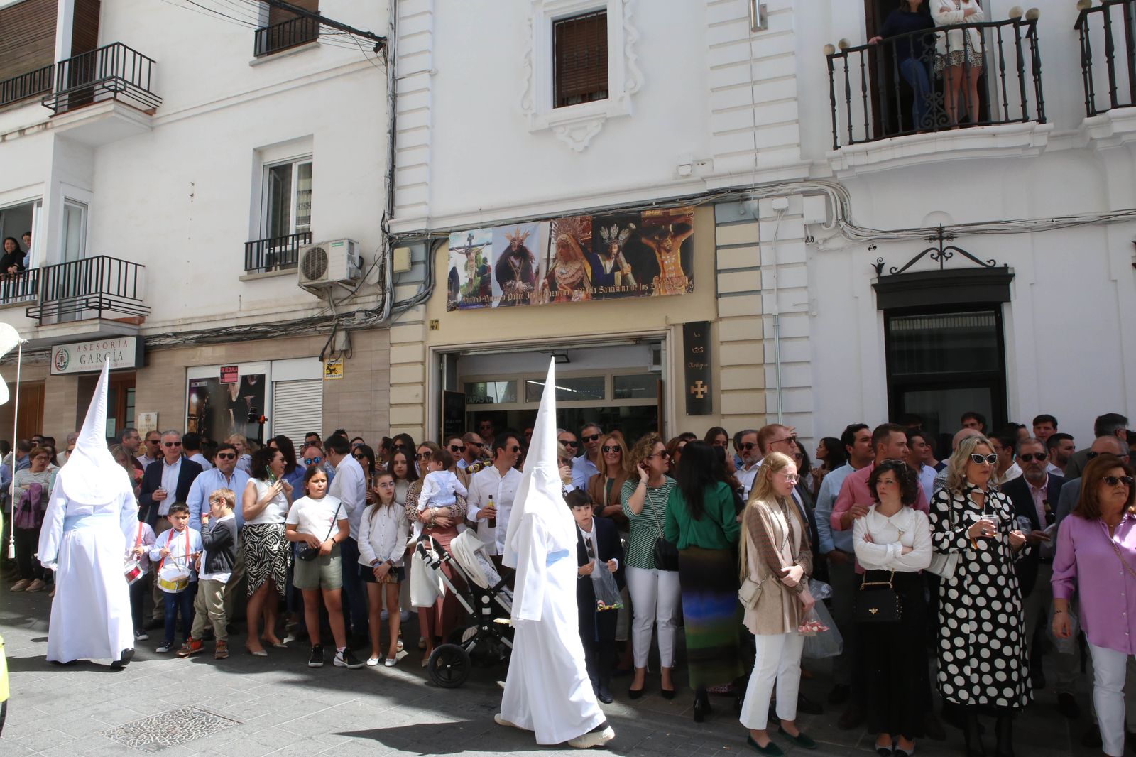 La procesión del Resucitado de Montilla y la Virgen de la Paz, en imágenes