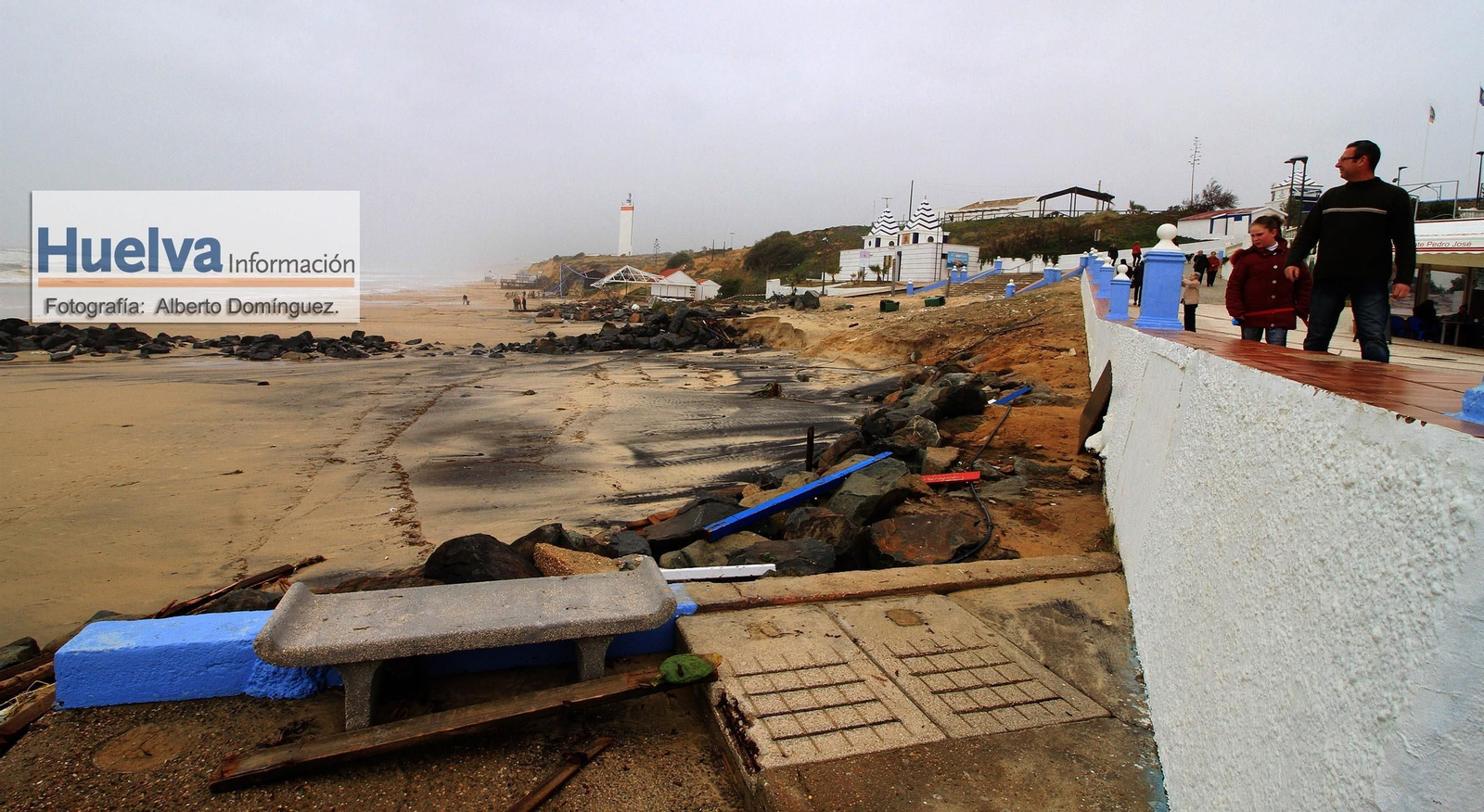 Imágenes del temporal de viento y lluvia en la playa de Matalascañas