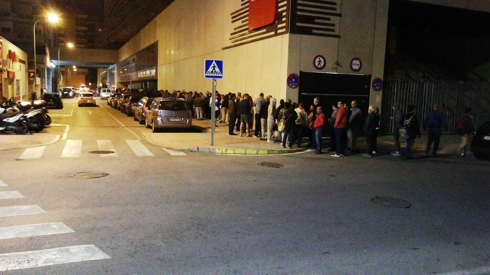 La cola ya llegaba a Fondo Sur antes de que amaneciera.