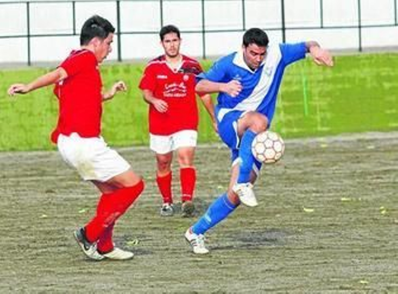 Alberto López, jugar del Atlético La Zubia, controla el cuero en el duelo de la pasada jornada en Zujaira.