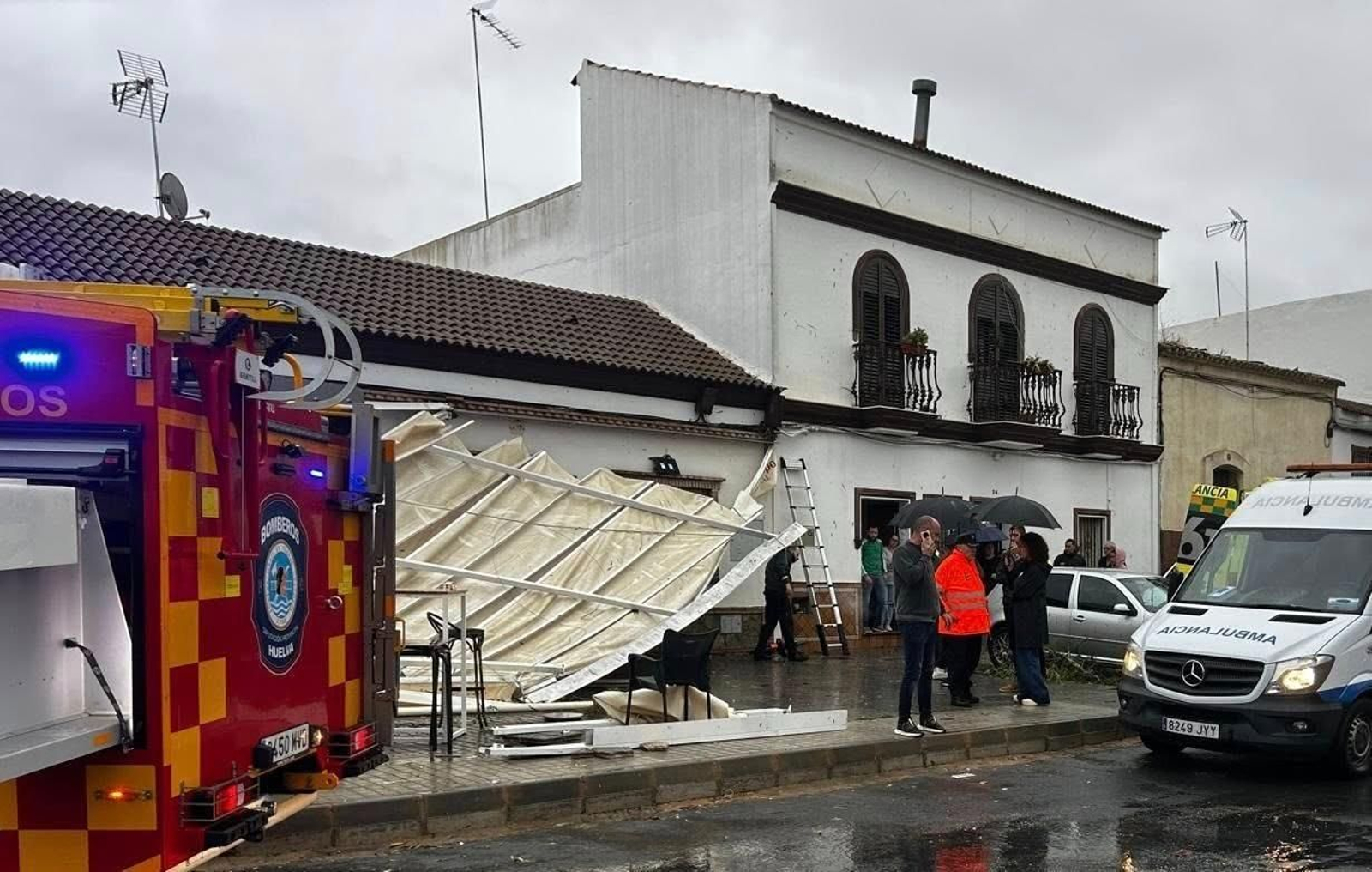 Estado en el que quedó la terraza tras el derrumbe del toldo por el viento este miércoles. Estado en el que quedó la terraza tras el derrumbe del toldo por el viento este miércoles.