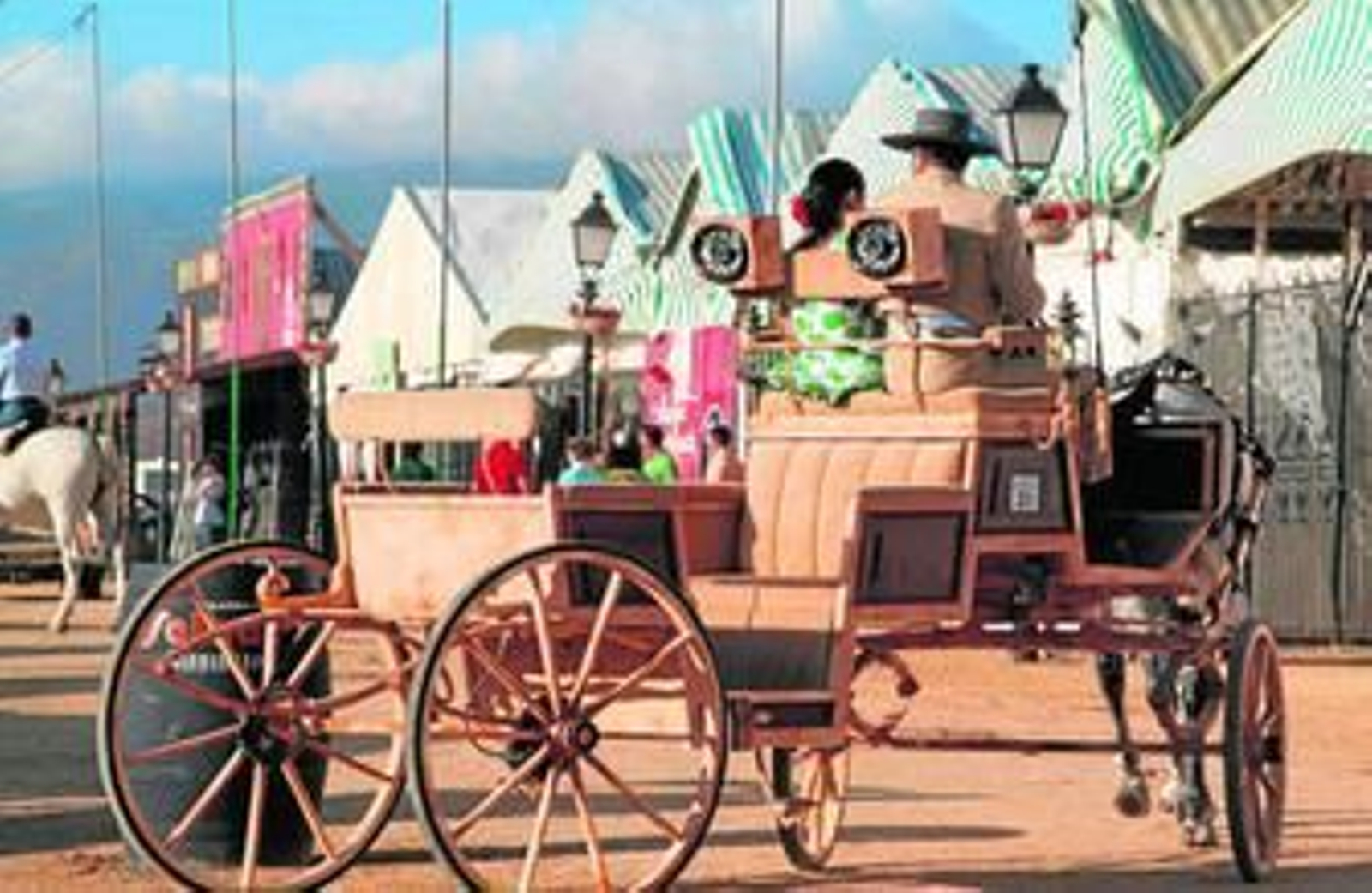 Un carro pasea por el recinto ferial tarifeño, ayer.