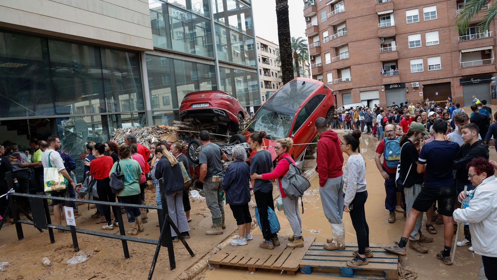 Varias personas ayudan a las labores de limpieza y rescate este jueves en Paiporta (Valencia).