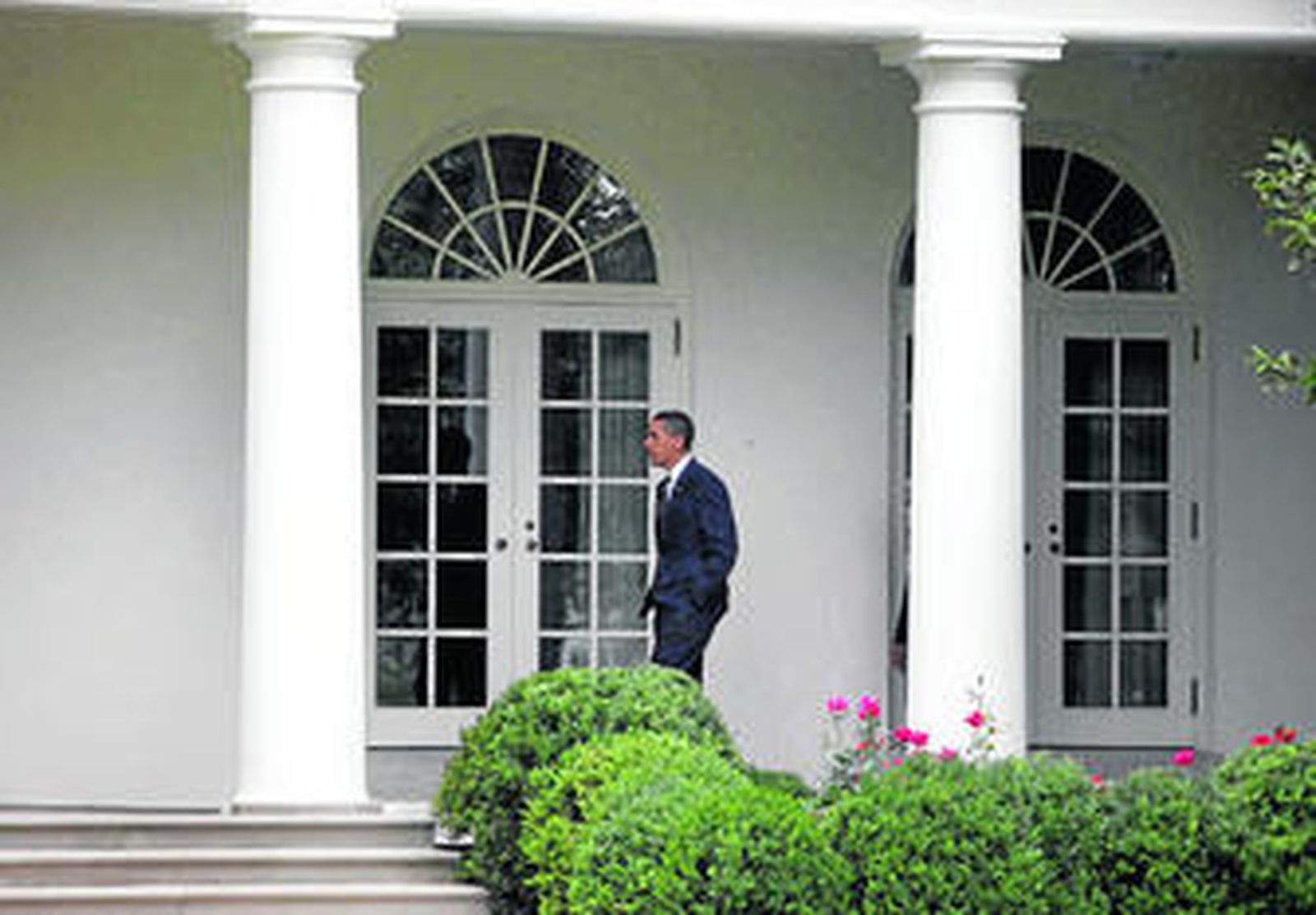 El presidente Barack Obama camina hacia el Despacho Oval de la Casa Blanca.