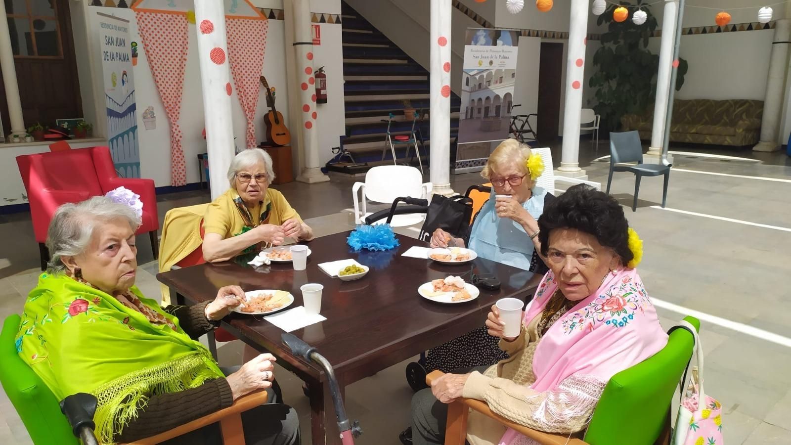 Los residentes disfrutaron de un almuerzo típico e feria en el que no faltó el 'pescaíto'.