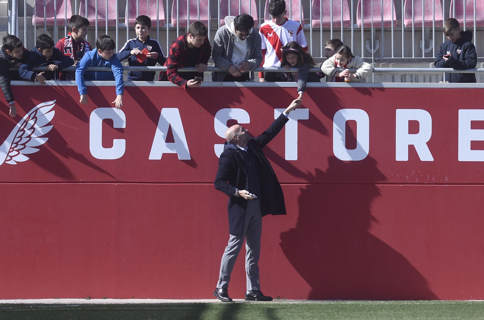 Monchi, durante el derbi de filiales, saluda a  una joven aficionada.