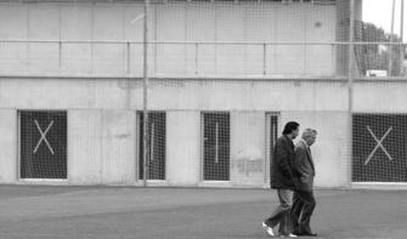 José Manuel Barla y Antonio Muñoz, ayer en El Rosal, dialogan sobre el césped de uno de los campos de entrenamiento.