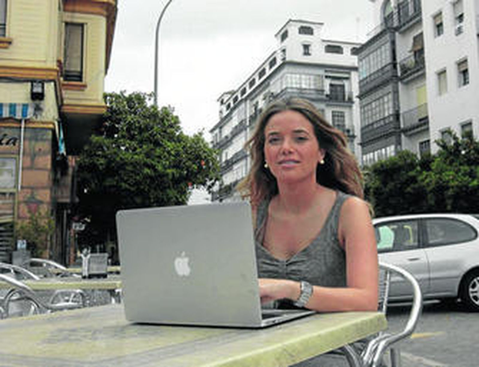 Con el modelo explicativo de su plataforma de comercio electrónico.