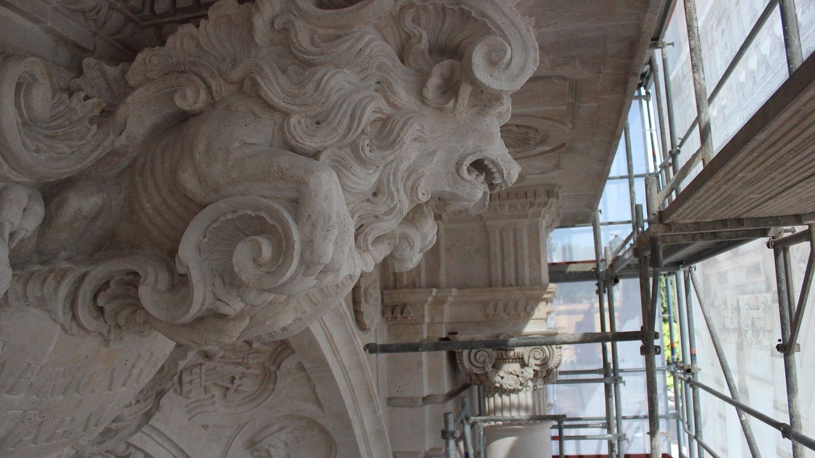 Otra perspectiva de la portada.