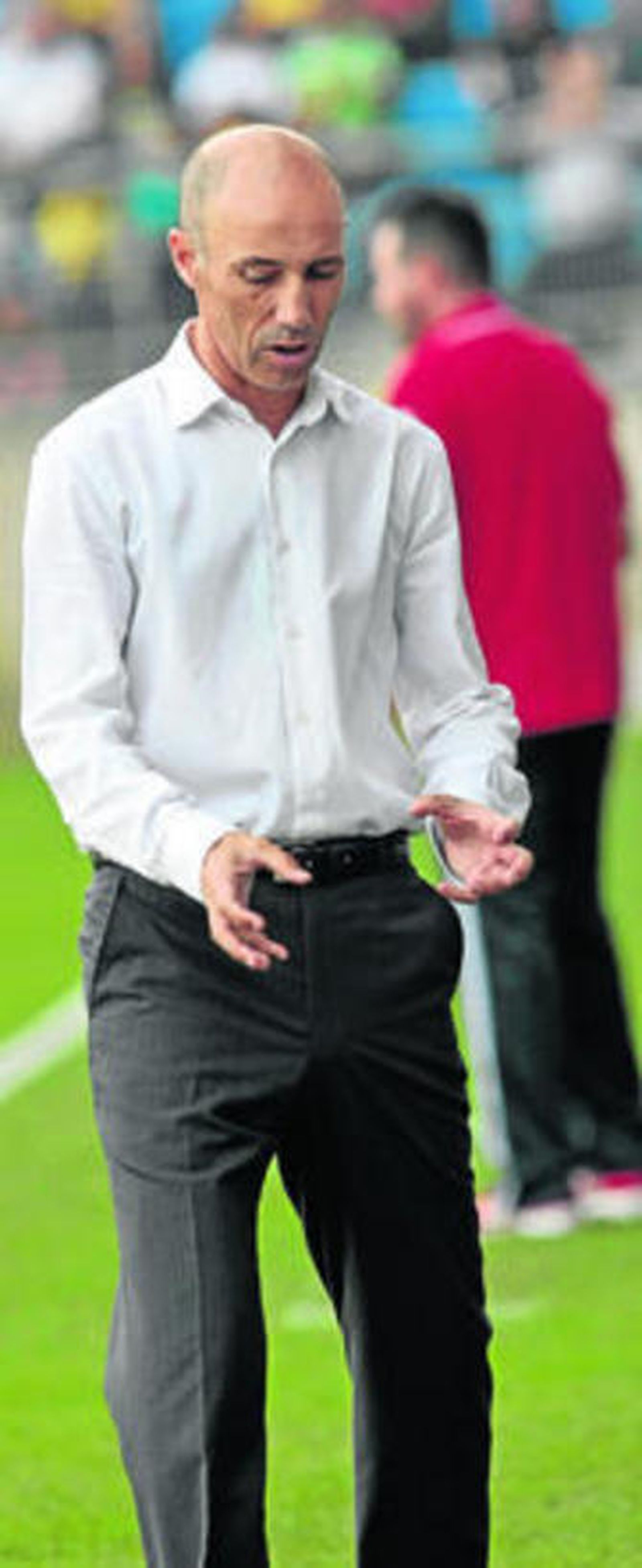 Calderón cierra las manos en círculo como lamentando un error.