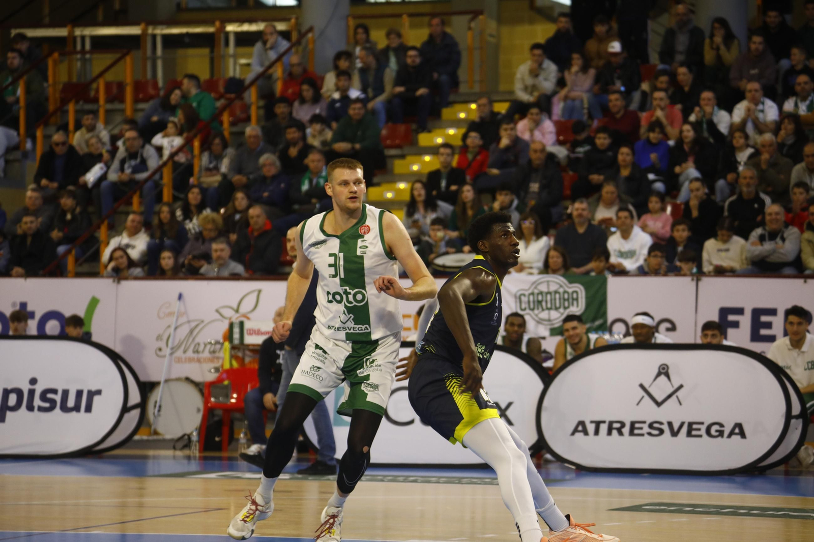 Las mejores fotos del ambiente en Vista Alegre para el Coto Córdoba - UDEA Algeciras