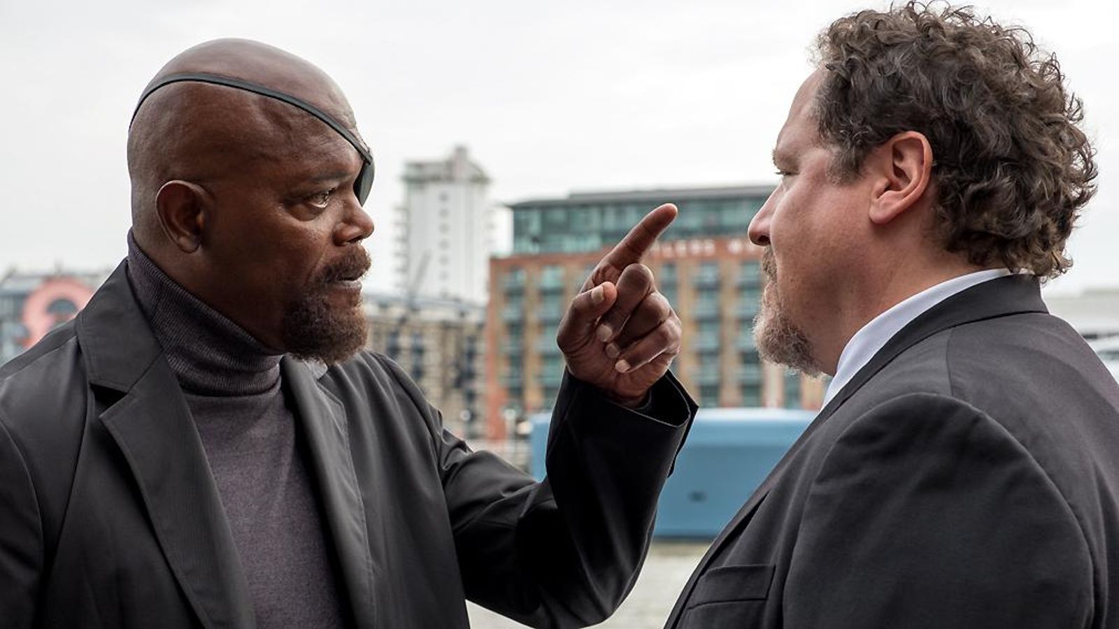 Nick Furia (Samuel L. Jackson) y Happy Hogan (Jon Favreau) Nick Furia (Samuel L. Jackson) y Happy Hogan (Jon Favreau)