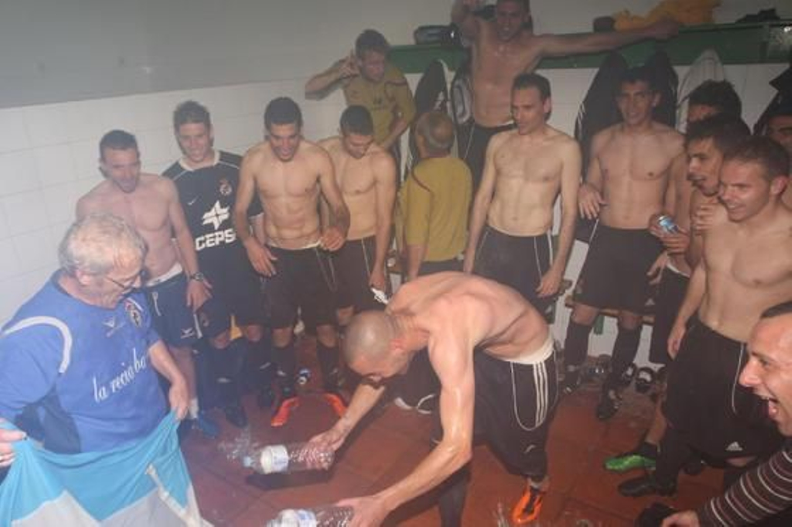 Los linenses empatan sin goles en Puerto Real y celebran el título de campeón de Liga.

Foto: Paco Guerrero