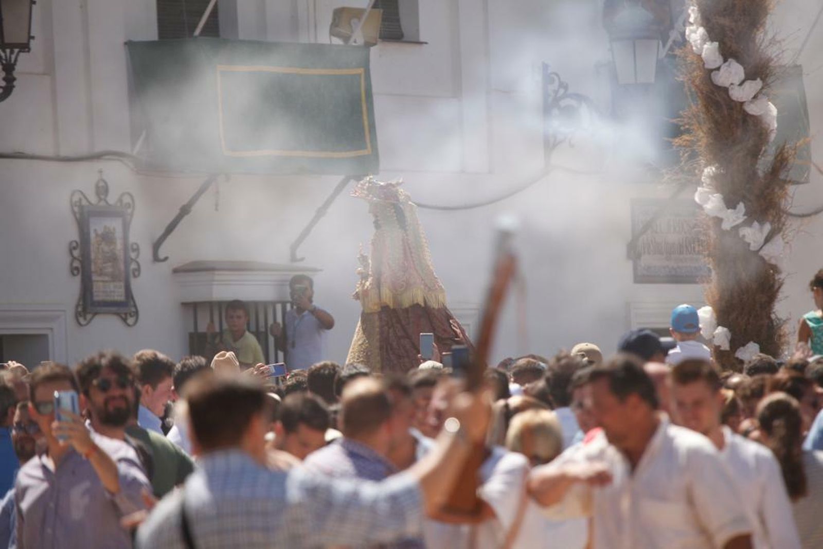 La Virgen llega a la casa de la Hermandad Matriz.