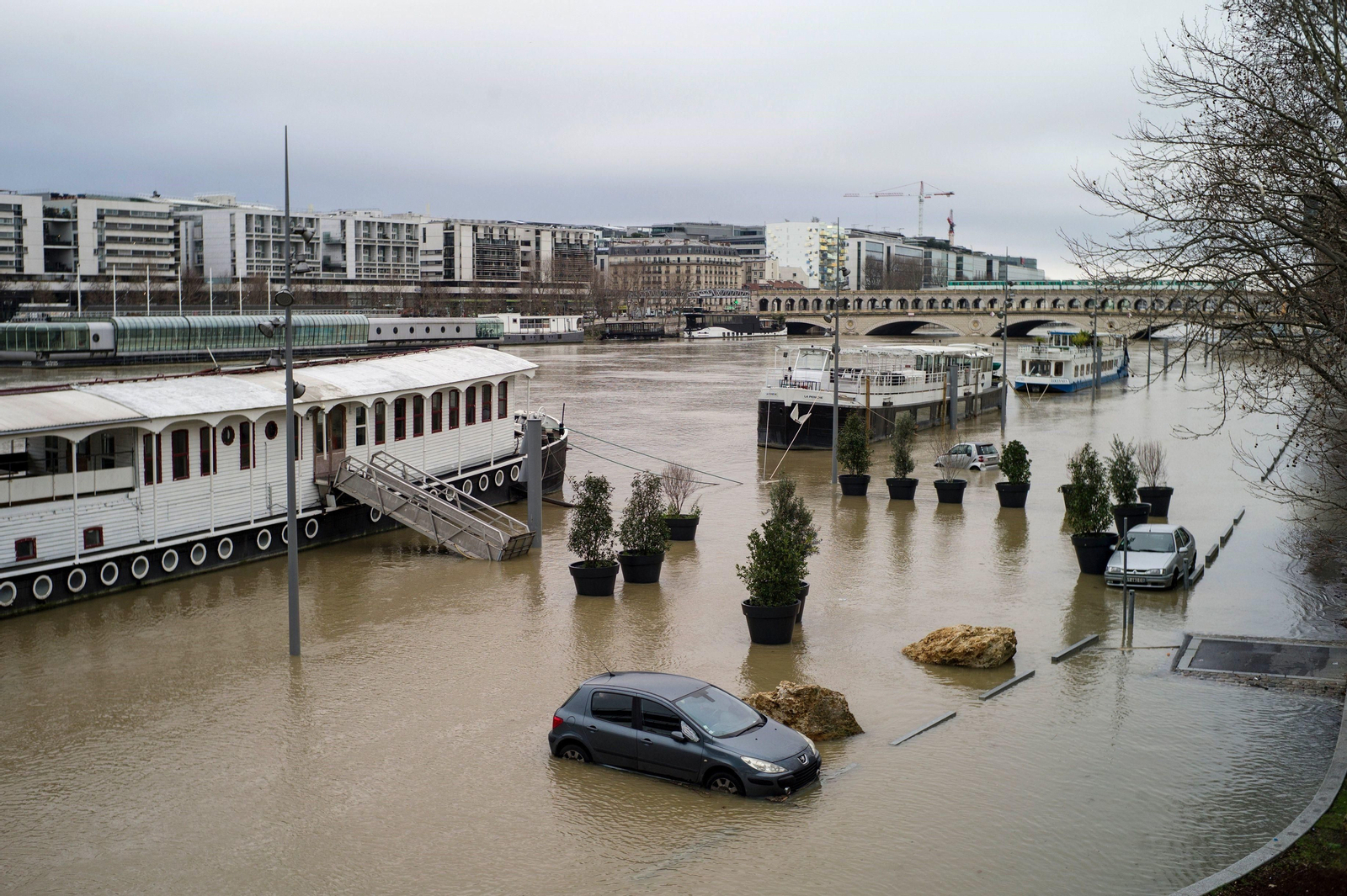 El río Sena se desborda dejando imágenes de París inundada