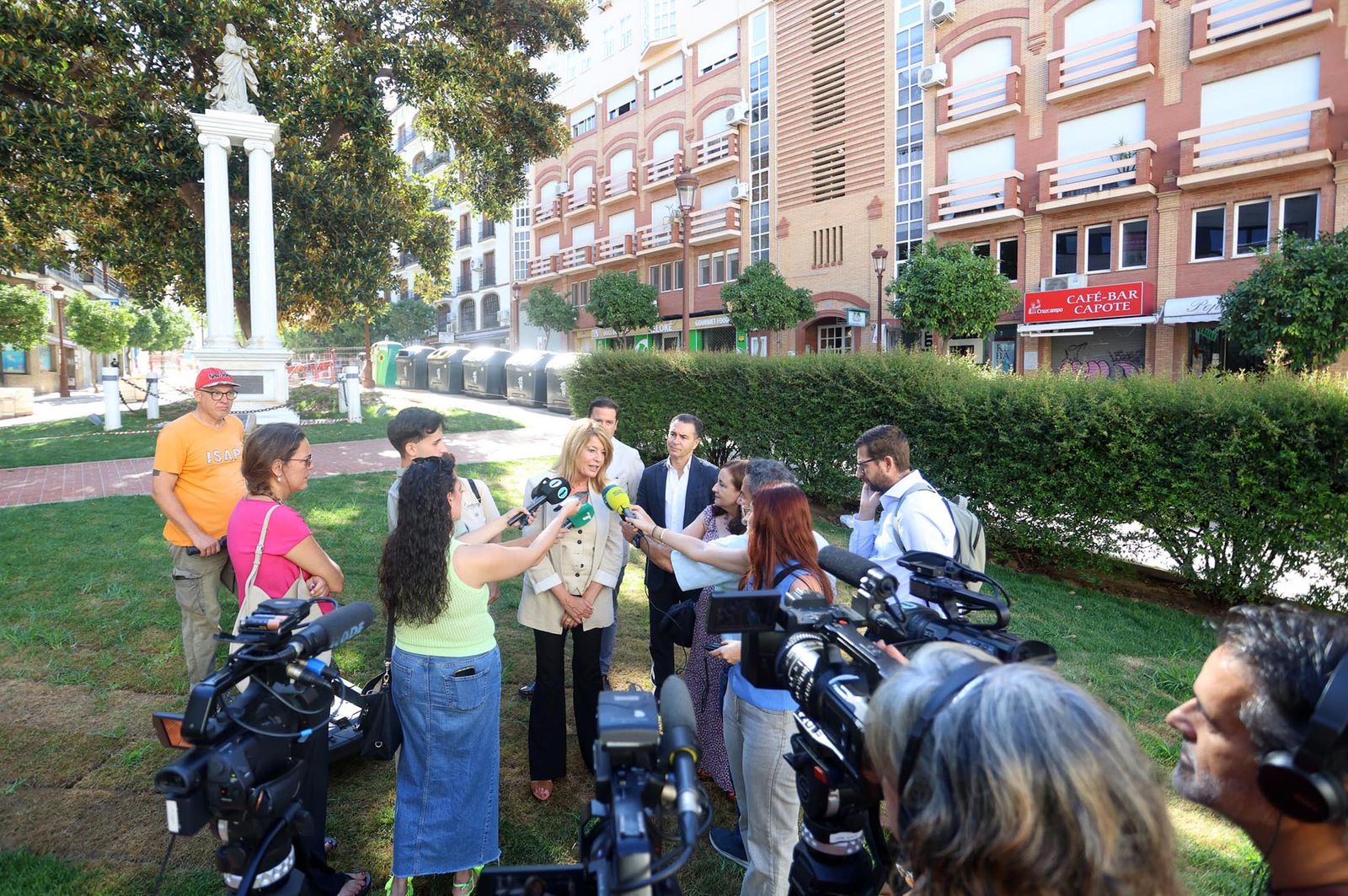 Imágenes de los trabajos para la prospección arqueológica geofísica, en la plaza Arqueológica