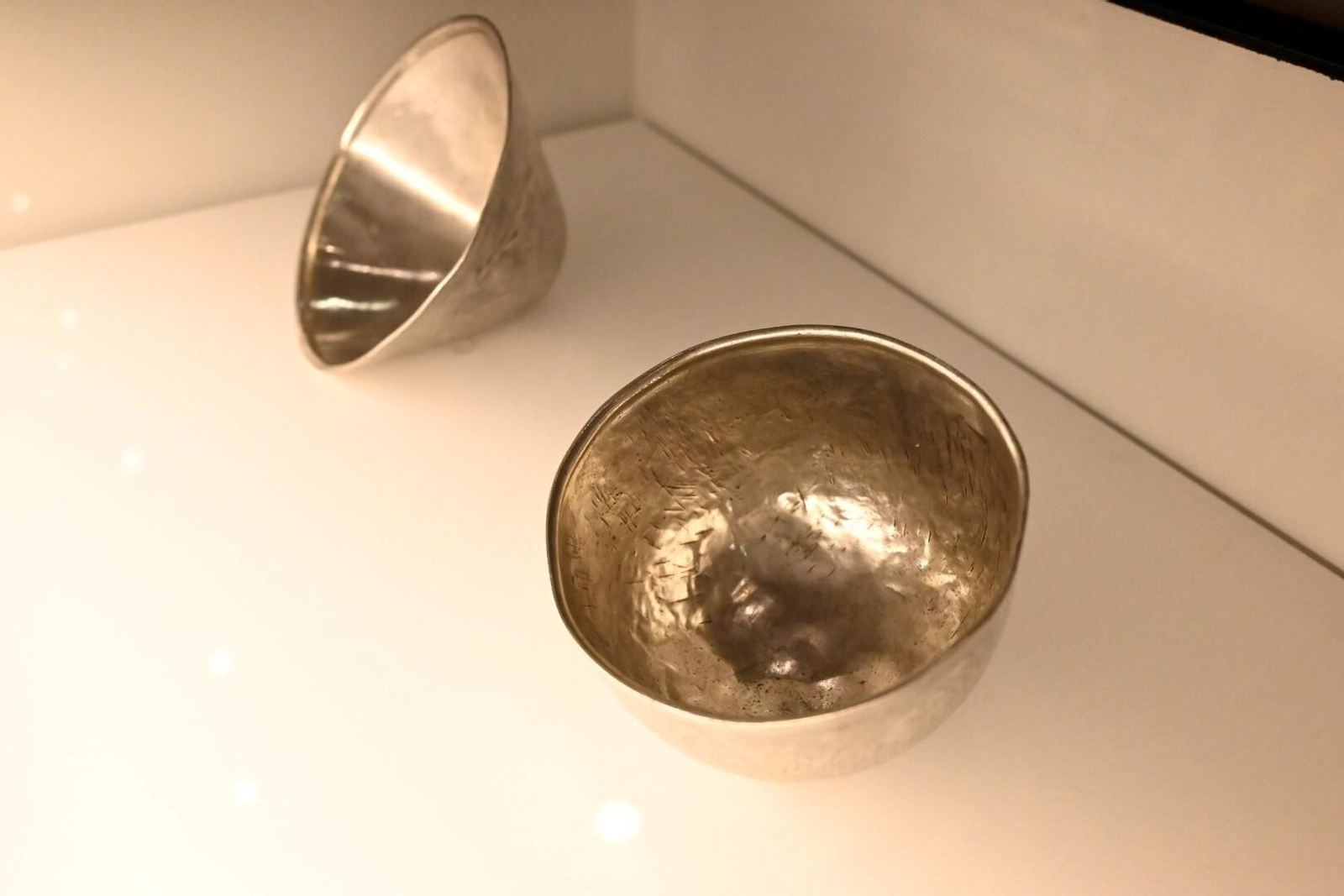 La exposición 'Todo lo que brilla' que recorre la joyería de Córdoba, en imágenes